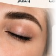 حواجب خفيفة وباهتة