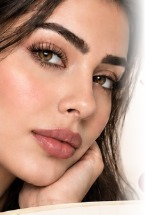 موديل بحواجب كثيفة وطبيعية
